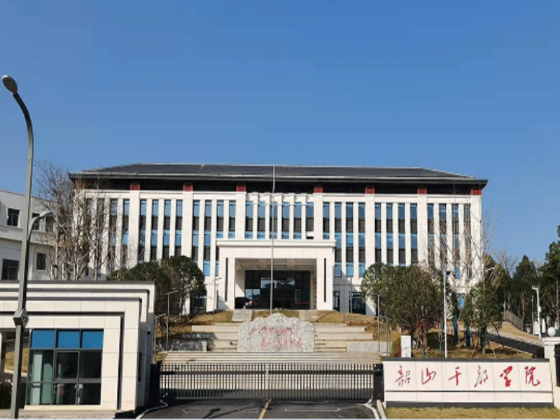 韶山干部學(xué)院   容積式換熱機(jī)組吊裝現(xiàn)場